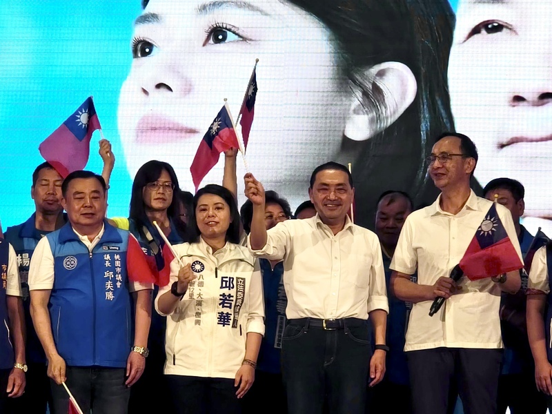 國民黨總統參選人侯友宜(前右2)、黨主席朱立倫 (前右1)4日上午出席桃園市立委參選人邱若華(前 左2)婦女後援會成立大會。