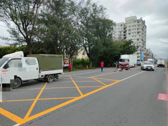 自小客車等紅燈衰遭大貨車追撞 釀6車連環撞2傷 75 0F0E2202 564F 4505 BD3B 7E8AC2FE21BA | 社會 社會 記者爆料網