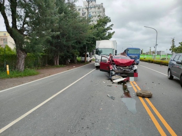 自小客車等紅燈衰遭大貨車追撞 釀6車連環撞2傷 76 484CCFB3 B19A 43CF 9B66 95B56A256CC2 | 社會 社會 記者爆料網