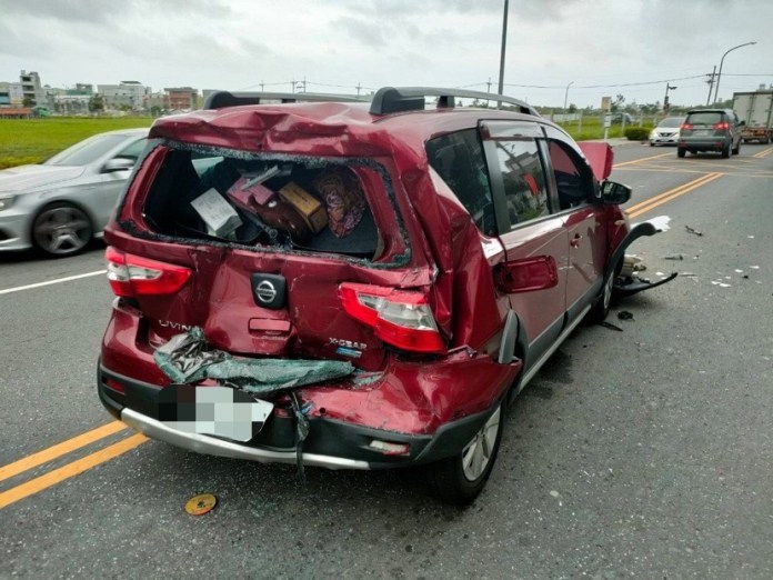 自小客車等紅燈衰遭大貨車追撞 釀6車連環撞2傷 77 752A371D F967 4D06 8D5A 7B852F9085AC | 社會 社會 記者爆料網
