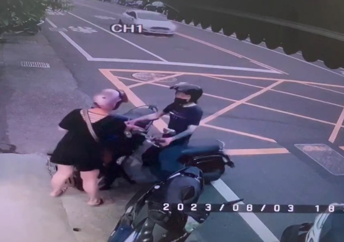 (機車推撞片)火氣真大!不滿被按喇叭 追到飲料店以機車推撞 72 | 社會 社會 記者爆料網