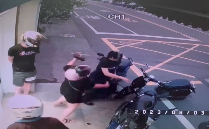 (機車推撞片)火氣真大!不滿被按喇叭 追到飲料店以機車推撞 70 | 社會 社會 記者爆料網