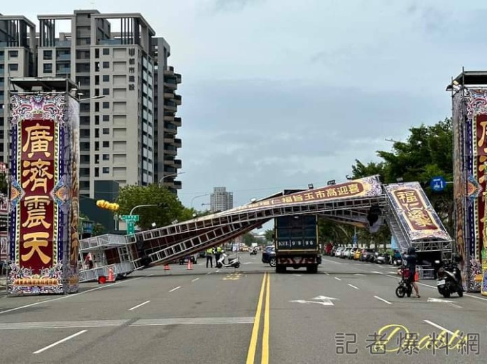 高雄楠梓宮廟遶境前夕出意外! 牌樓鐵架遭強風吹倒砸中2車 76 91955 0 | 社會 社會 記者爆料網