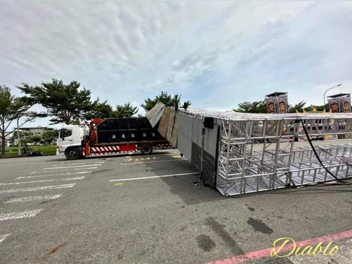 高雄楠梓宮廟遶境前夕出意外! 牌樓鐵架遭強風吹倒砸中2車 74 91953 0 | 社會 社會 記者爆料網