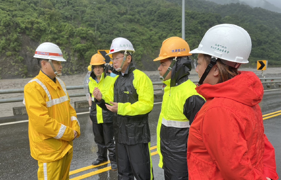 明霸克露橋遭土石流沖毀 高市府秘書長與原民會主委前往桃源區勘災