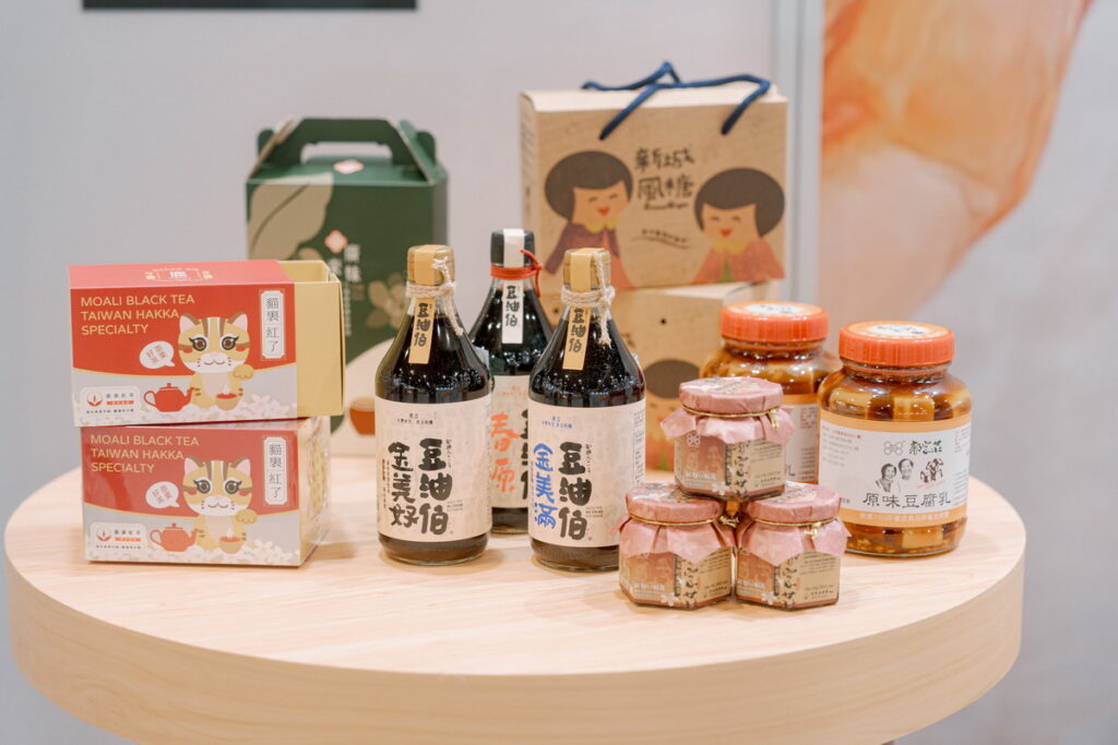 圖說：客家委員會客家主題館以「【品‧味緒】HAKKA MIXI」為主題，展現客庄在地風味如客家小炒、桔醬、梅干菜、老菜脯、豆腐乳、桶柑餅、貓裏紅茶等。(圖/客家委員會提供)