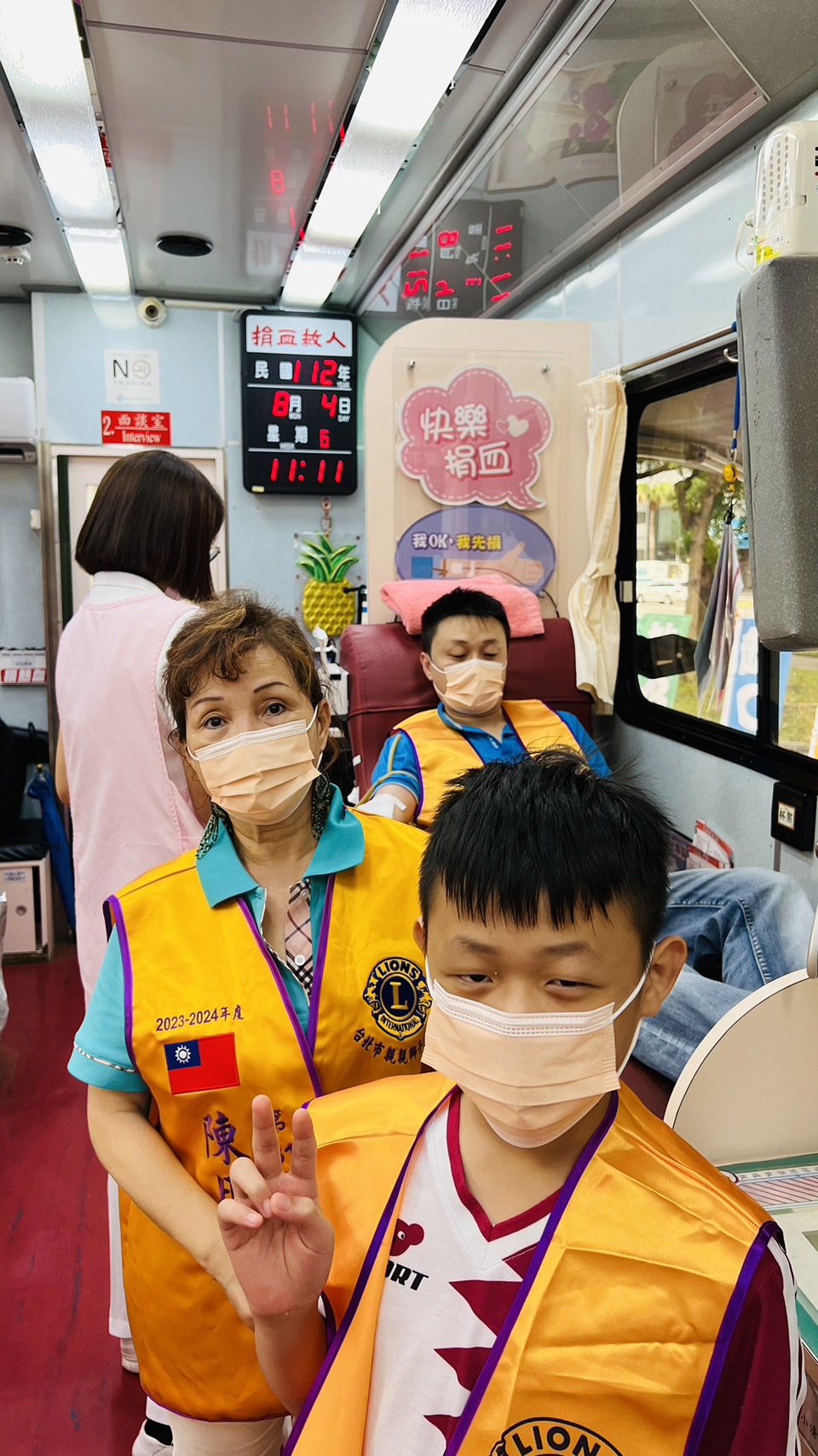 祖孫情深，陳月娥帶領家族一同捐血，愛心的光芒在三代間熠熠生輝。