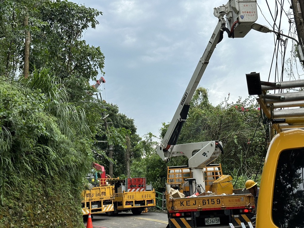 卡努風狂吹倒樹 壓垮電桿新北新店逾七百戶停電 278 卡努風狂吹倒樹 壓垮電桿新北新店逾七百戶停電 277