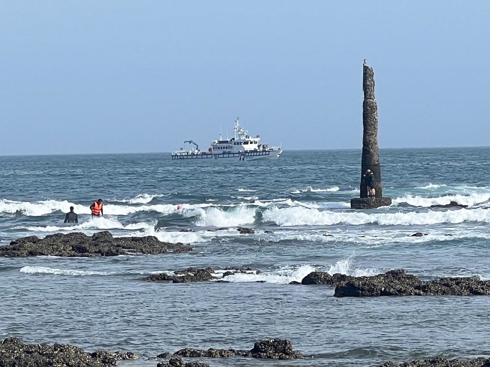 颱風天玩立式划槳 9人飄往澎湖外海海巡員即時救援 292 颱風天玩立式划槳 9人飄往澎湖外海海巡員即時救援 291
