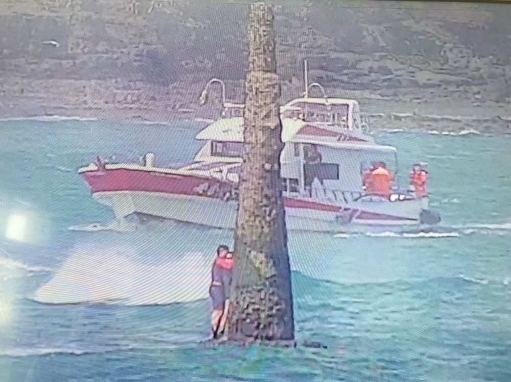 颱風天玩立式划槳 9人飄往澎湖外海海巡員即時救援 296 颱風天玩立式划槳 9人飄往澎湖外海海巡員即時救援 295