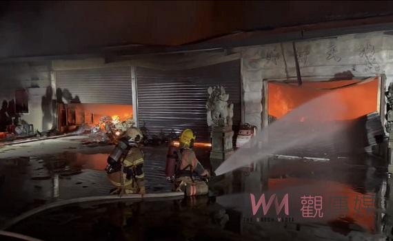 台南善化直播台倉庫慘遭祝融 警消暗夜搶救