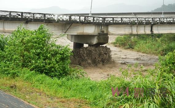 南投縣長許淑華埔里守城橋勘災 仁愛鄉以搶通中斷道路為要務