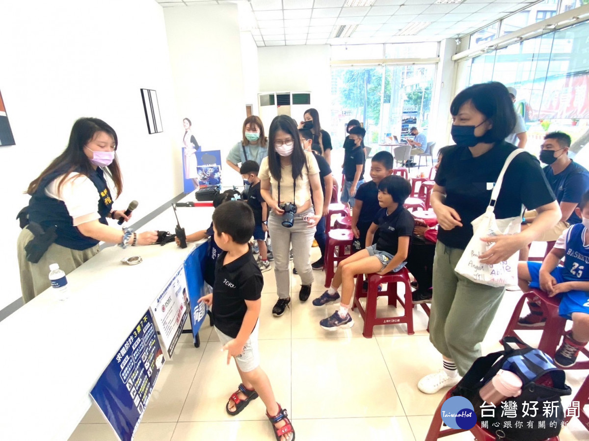 警察實施犯罪預防宣導的模式相當多樣化,闖關活動-頭文字 F(Fraud)也讓家長及學童了解現今新型詐騙手法。<br /><br /> <br /><br />
