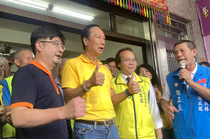 彰化縣北斗鎮長補選,由無黨籍顏宏霖(右2)勝出。中央社