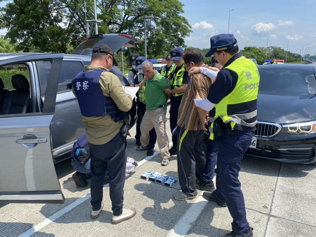 不讓國道變成「犯罪走廊」 「紅斑馬」執行國道警攔截圍捕演練 76 S 16932881 0 0 | 社會 社會 記者爆料網