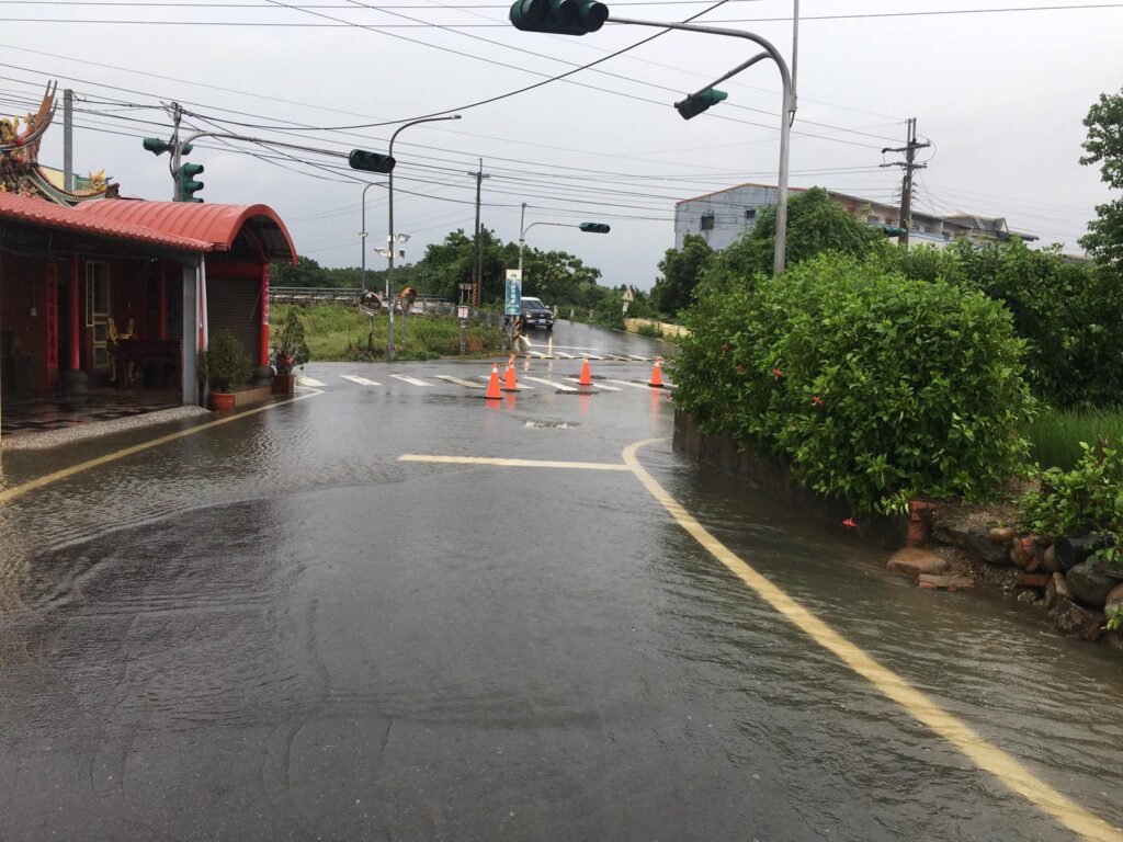 大雨不斷苗栗苑裡道路淹水 民眾自嘲:「我家門前變小河」 62 365781266 3399649246941887 6291417570635844366 n | 生活 生活 記者爆料網