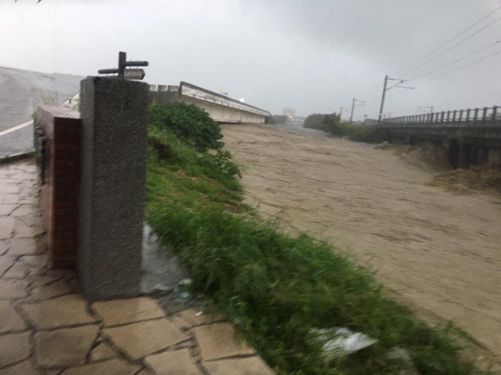大雨不斷苗栗苑裡道路淹水 民眾自嘲:「我家門前變小河」 63 365680920 3399581123615366 8733289868662947062 n | 生活 生活 記者爆料網