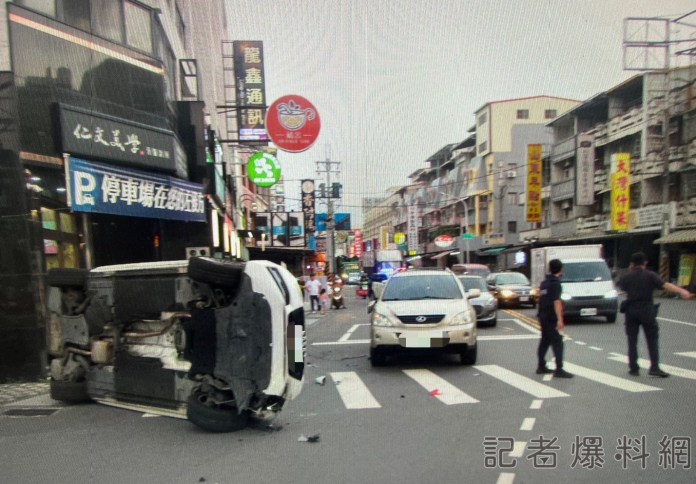 轎車鑽車縫失控! 衝撞兩車側翻 駕駛一度受困 72 A7D81E2B 1743 4D26 9E5F 1FAD92C87354 | 社會 社會 記者爆料網