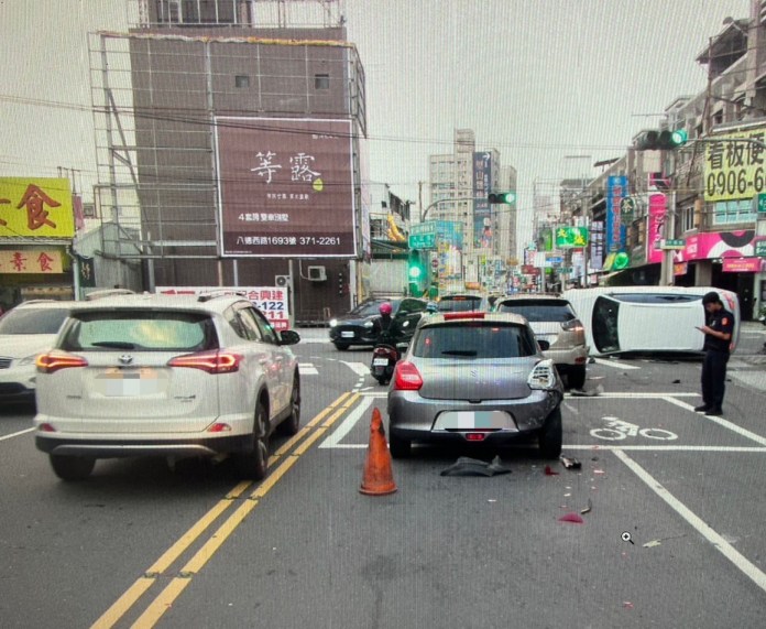 轎車鑽車縫失控! 衝撞兩車側翻 駕駛一度受困 71 604911F4 0181 40C4 AAAA 96923823DF8F | 社會 社會 記者爆料網