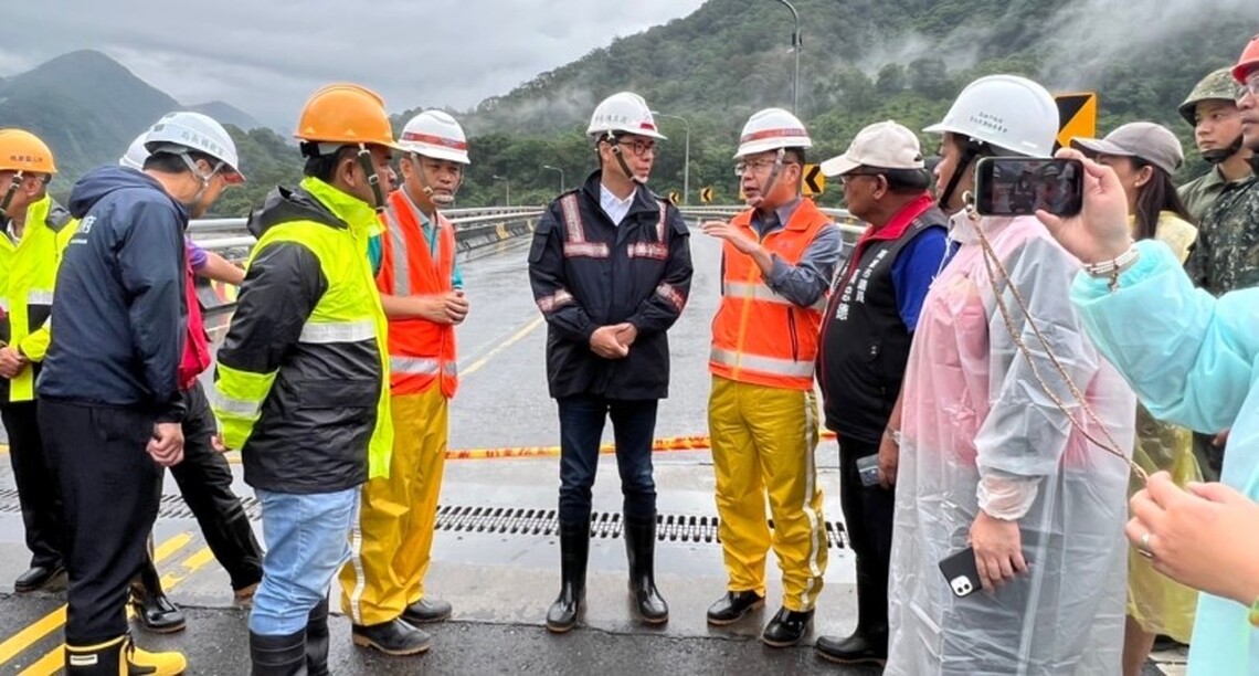卡努颱風雨彈炸高雄山區 陳其邁前往桃源區撒拉阿塢橋、收容中心關心族人朋友