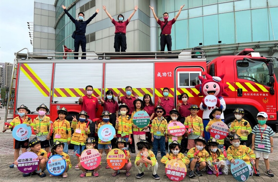 高雄大遠百 辦消防小英雄夏令營 萌娃變身小小消防員 防災從小扎根