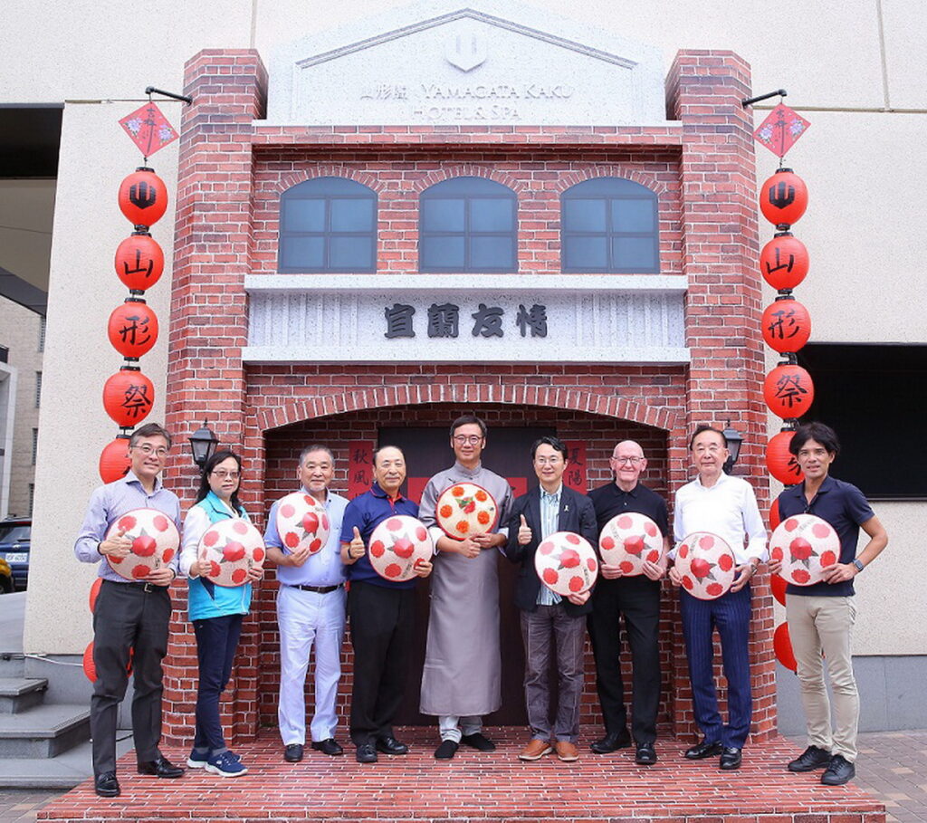 山形祭第四回活動圓滿達成(由左至右):台灣捷爾東董事長兼總經理 大內卓、礁溪鄉觀光所所長 盧玉芳、山形縣人會會長 荒川信一、老爺大酒店總經理 笹谷久雄、福泰飯店集團董事長 廖炳燿、日台交流協會副代表 服部崇、PATA亞太旅遊協會前理事長AdewJnes、日僑文化董事長 椎原正浩、JR東日本創造旅行社董事長兼總經理 村上拓也(圖片提供：礁溪山形閣飯店)