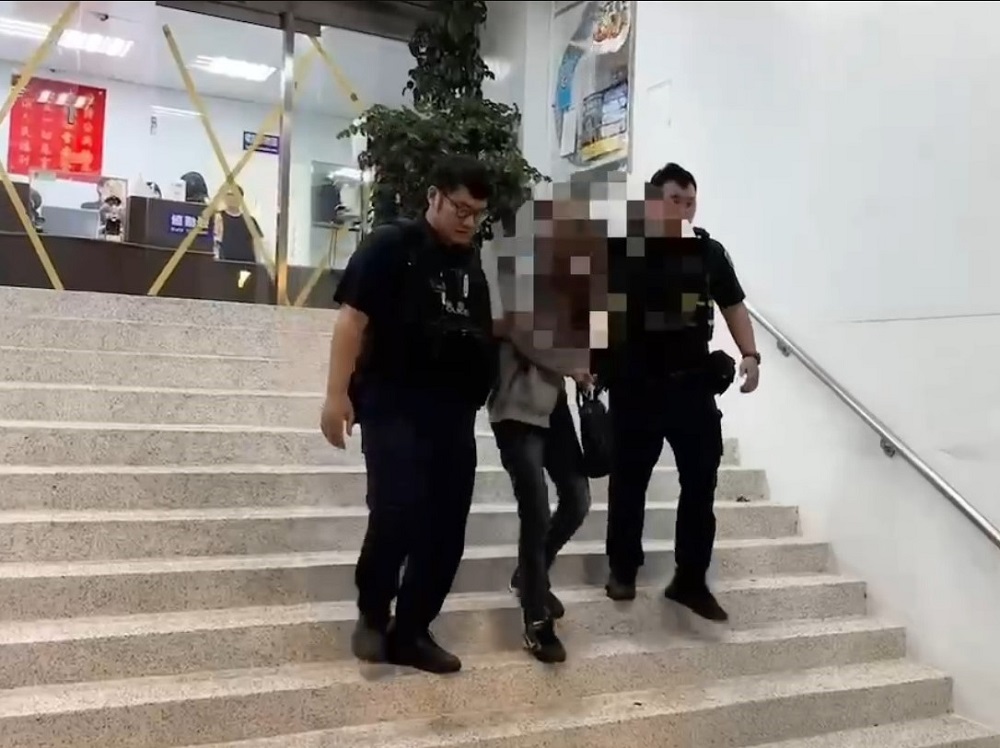 男扮女裝跳窗躲搜索 一樓警逮毒品通緝犯 278 男扮女裝跳窗躲搜索 一樓警逮毒品通緝犯 277