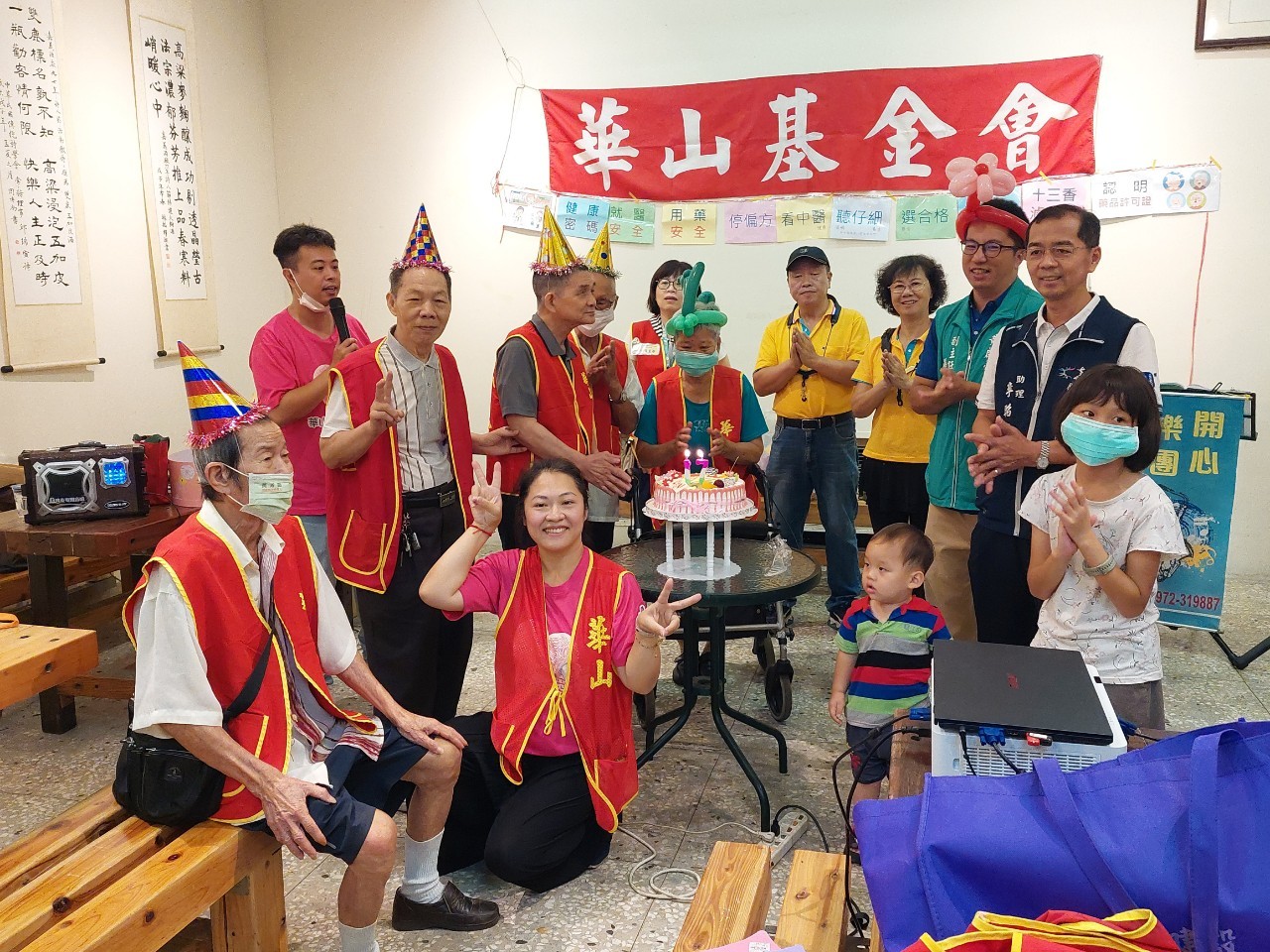 來賓與長輩共同慶祝民雄站成立17週年。(記者劉治強攝)