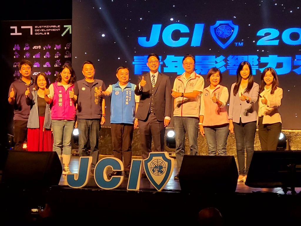 青商會總會長林鼎鈞（右五）邀請桃園市長張善政（右四）、議長邱奕勝（左五）等貴賓為論壇揭開序幕。（記者林金聖攝）