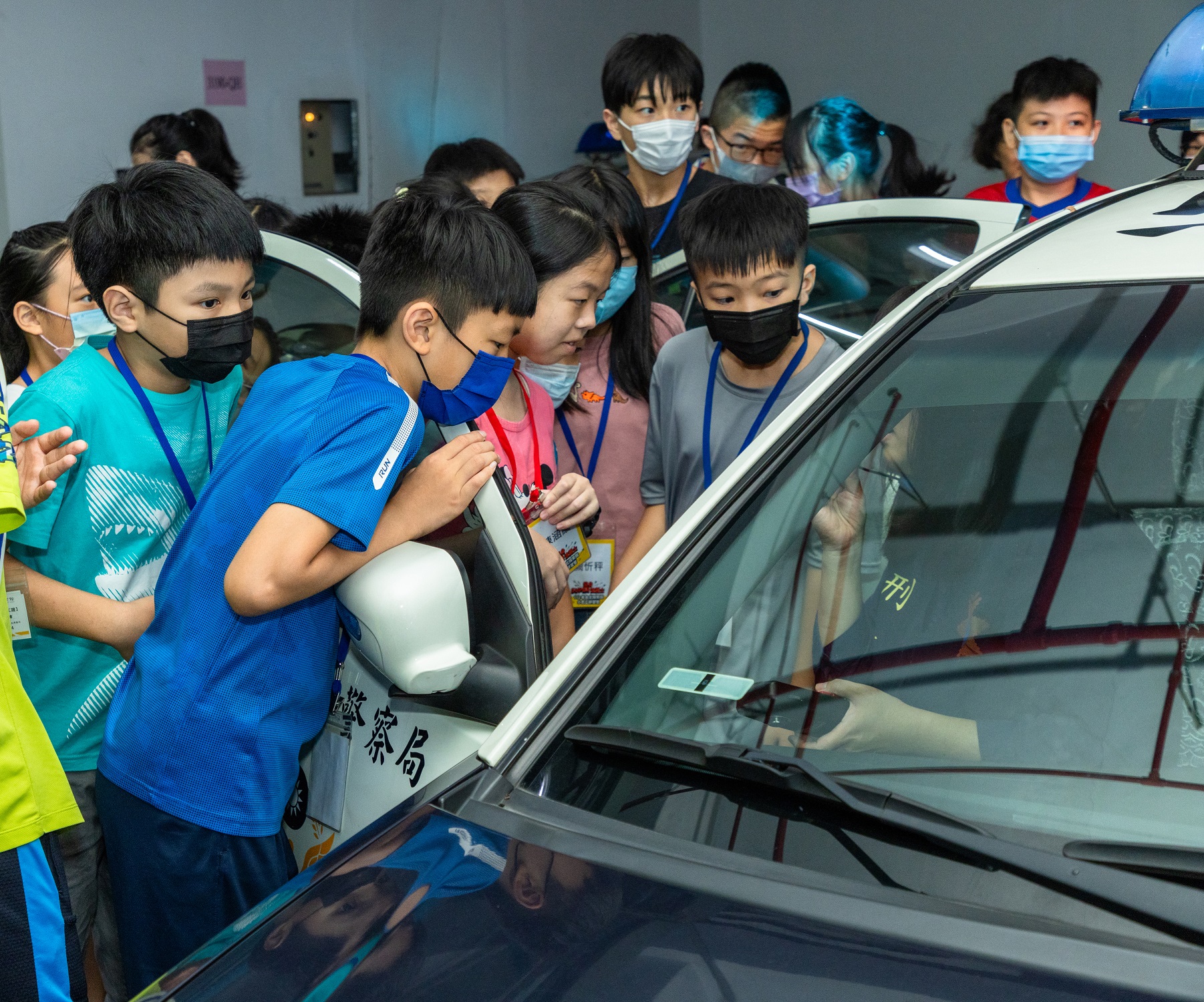 臺北市警察局員警介紹巡邏警車配備。(圖/北市觀傳局提供)
