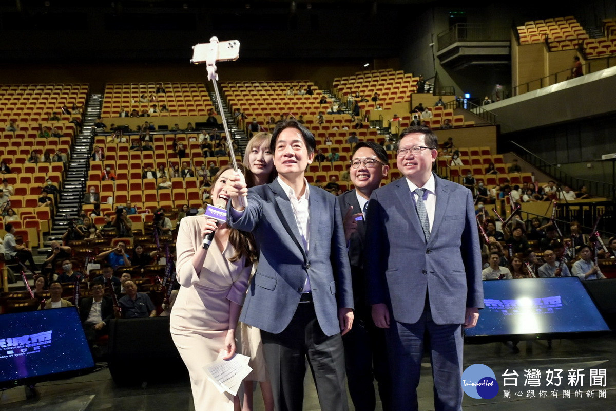 副總統賴清德出席「未來城市,青年進行式」青年千人論壇與總會長林鼎釣進行自拍。