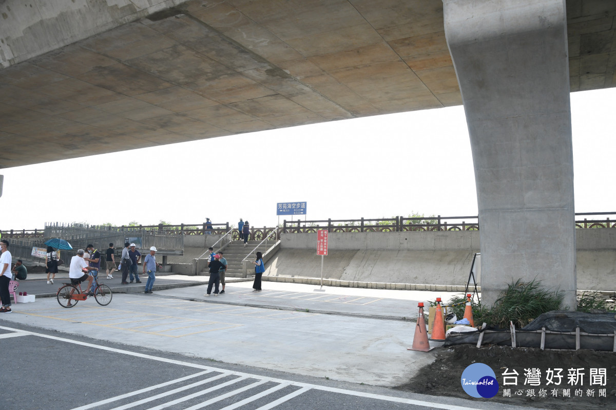 亮點海空步道台61線橋下空間,過年前多一個𨑨迌、乘涼的地方。圖/彰化縣政府提供