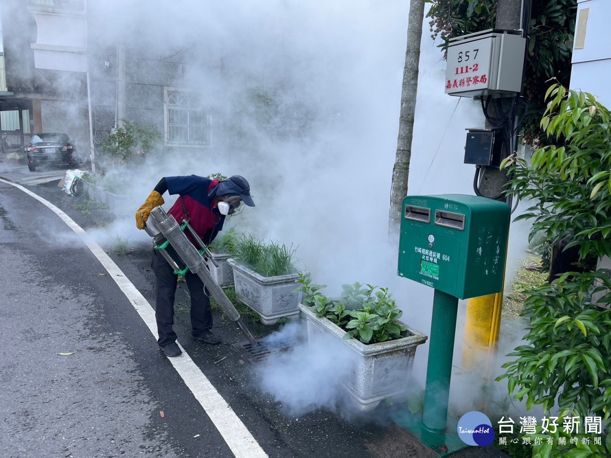嘉義縣府動員衛生所及環保局進行化學清消/陳致愷翻攝