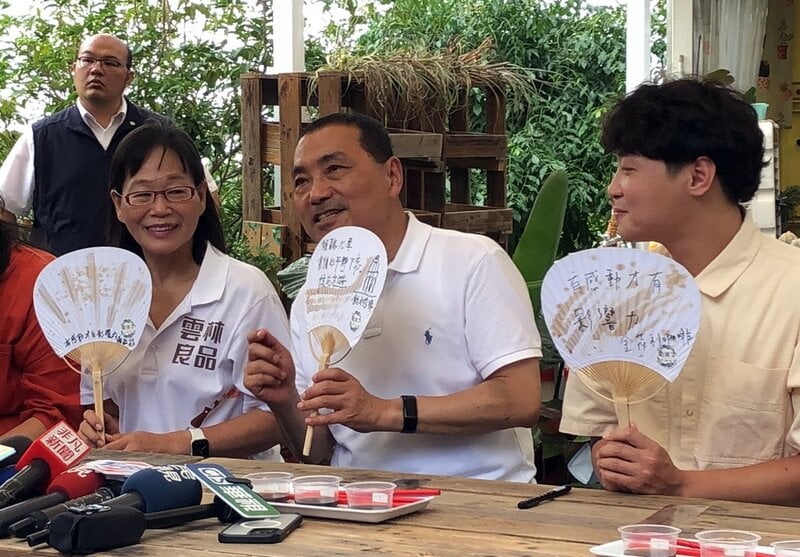 國民黨總統參選人侯友宜(前中)6日到雲林縣進行參訪行程,在副縣長謝淑亞(前左)陪同下,前往古坑鄉體驗手繪紙扇。中央社