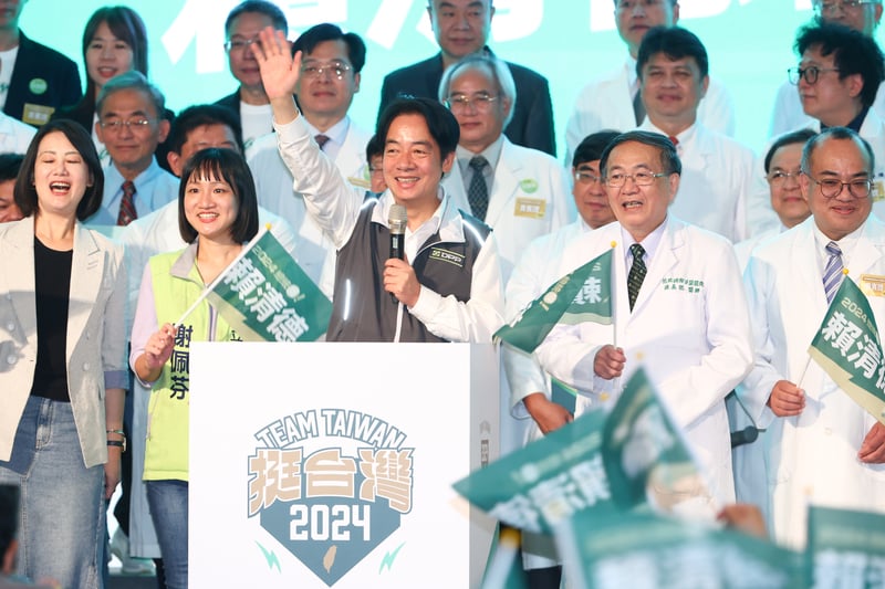 「全國牙醫體系賴清德後援會」成立大會6日下午在台北舉行,民進黨總統參選人賴清德(前中)致詞。中央社