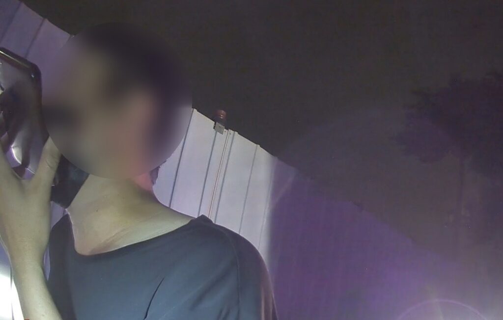 ▲圖說:逃逸移工假意撥打電話請友人傳證件,伺機拔腿狂奔逃跑 (圖/台中市政府提供)