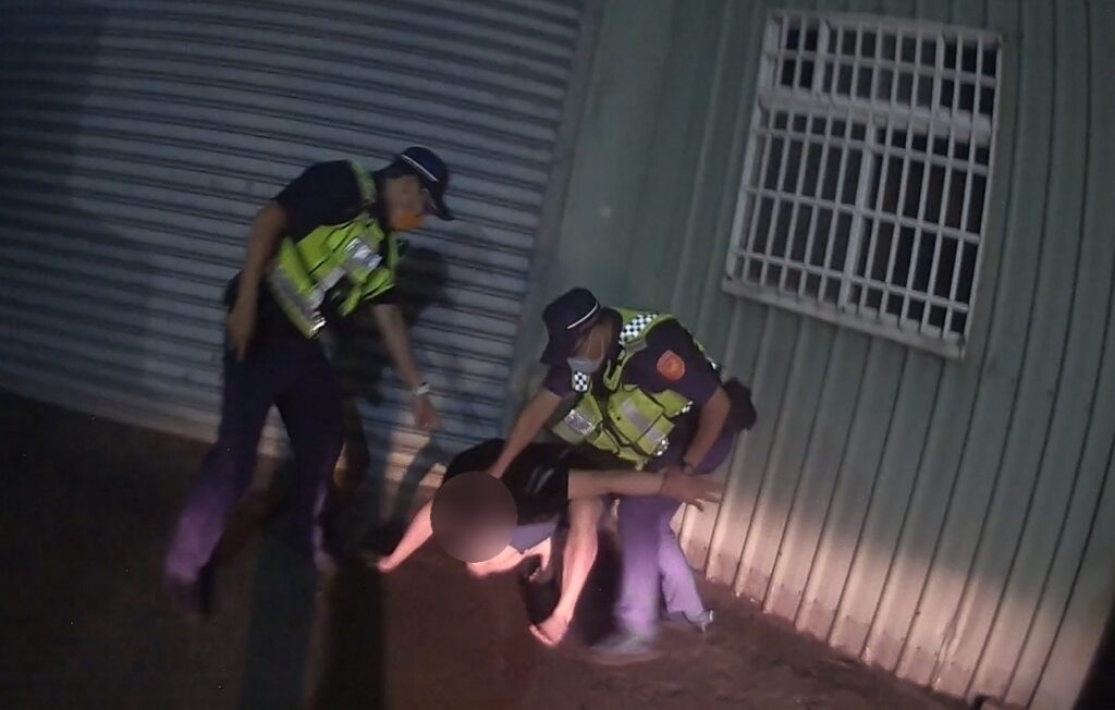 ▲圖說:熱心騎士載警一程協助追捕,支援警力也即時趕到逮捕失聯移工 (圖/台中市政府提供)