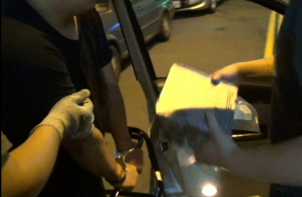 ▲圖說：警方於毒品交易現場處埋伏，當場查獲販毒的2名犯嫌          （圖／台中市政府提供）