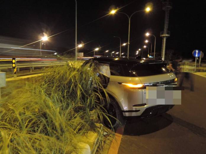 (楊梅休息區內車禍片)楊梅休息區內肇事! 自小客車撞擊3輛停車場內車輛釀3人受傷 65 3人受傷。民眾提供 | 社會 社會 記者爆料網