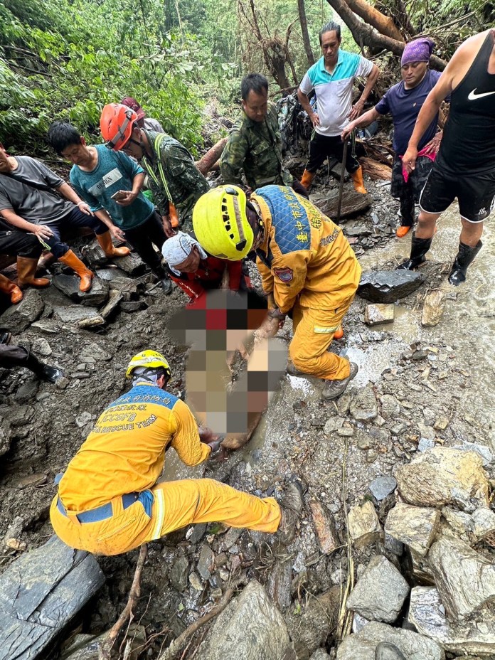 (搜救片)仁愛鄉遭土石埋沒男子遺體尋獲 搜救人員難過不捨 67 | 社會 社會 記者爆料網