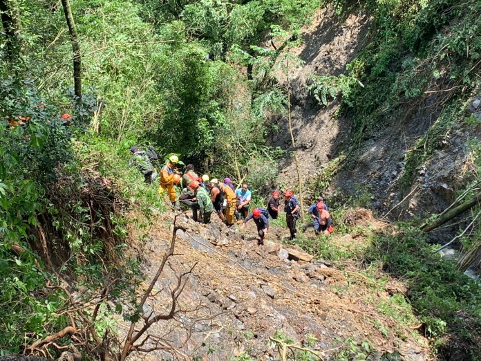 (搜救片)仁愛鄉遭土石埋沒男子遺體尋獲 搜救人員難過不捨 66 | 社會 社會 記者爆料網
