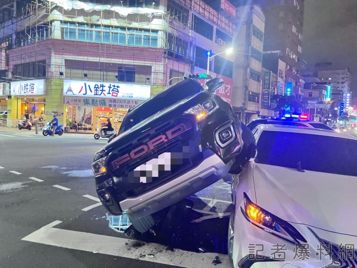 怎麼開的! 黑車騎白車 女駕駛疑撿掉落物釀禍 目擊者:碰撞聲如爆炸聲 77 D9CA6332 91EF 4B68 8F95 B347B20254DB | 社會 社會 記者爆料網