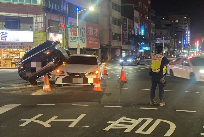 怎麼開的! 黑車騎白車 女駕駛疑撿掉落物釀禍 目擊者:碰撞聲如爆炸聲 75 6F0BE1DE 6B9D 47B5 A6FF C10298185AB3 | 社會 社會 記者爆料網