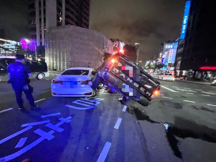 怎麼開的! 黑車騎白車 女駕駛疑撿掉落物釀禍 目擊者:碰撞聲如爆炸聲 76 20ECF8E1 480D 4CDA 8054 B7CE08E106F4 | 社會 社會 記者爆料網