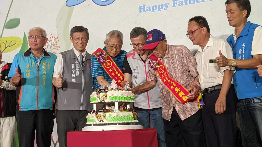 桃園市中壢區模範父親表揚　百歲人瑞開心切蛋糕