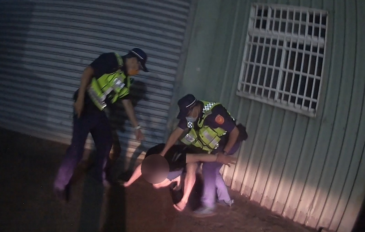 ▲圖說:熱心騎士載警一程協助追捕,支援警力也即時趕到逮捕失聯移工 (圖/台中市政府提供)