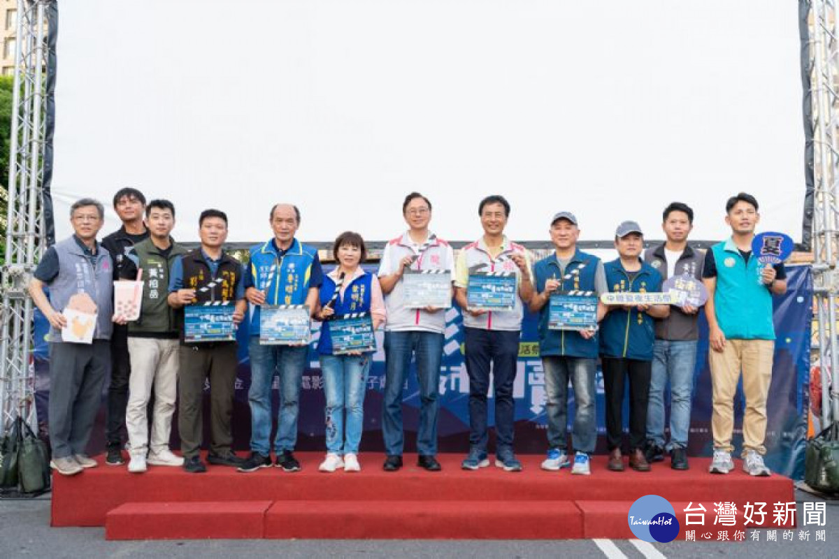 桃園市長張善政出席中壢夜市夏夜生活祭-星空電影院啟動儀式，與貴賓合影。