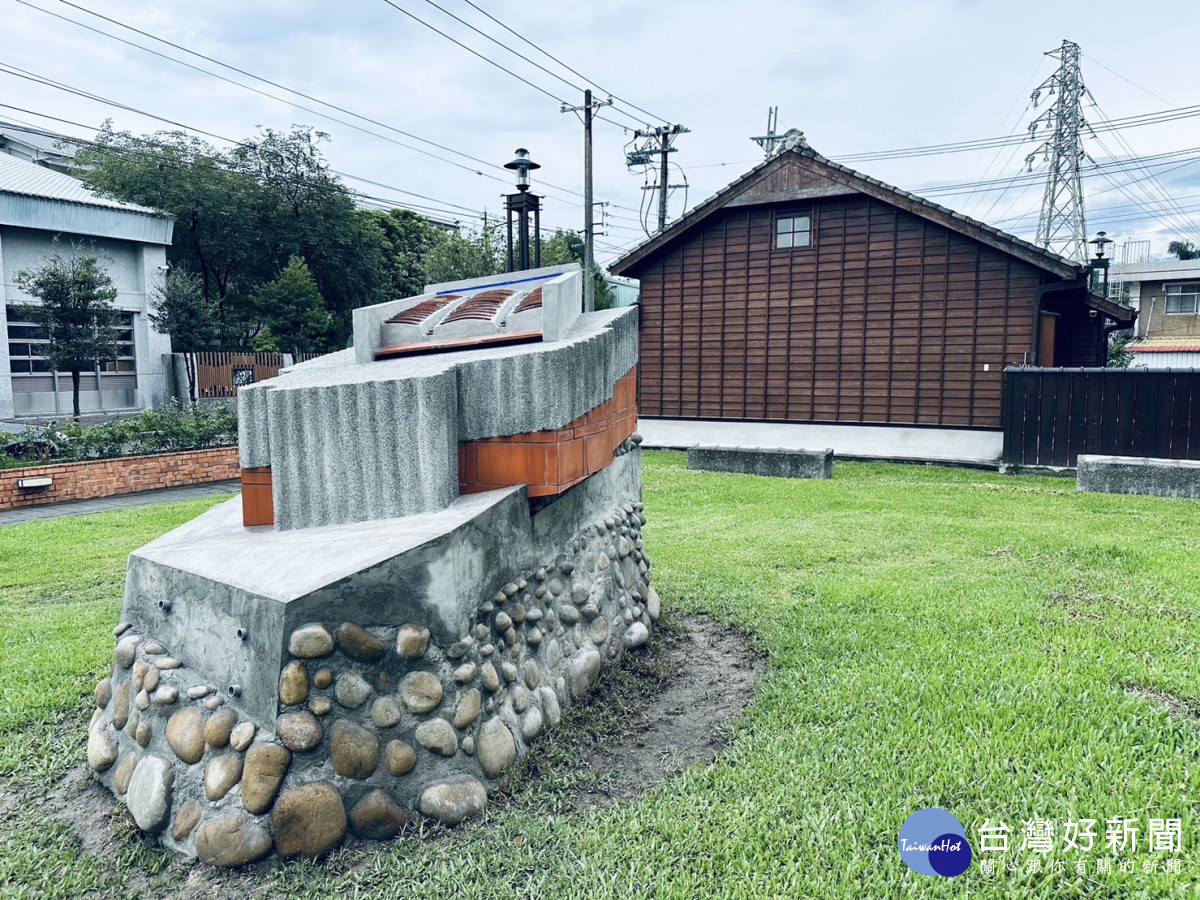 藝術者陳為榛運用各式建材,將不同時空建物濃縮到-穿越-住所。