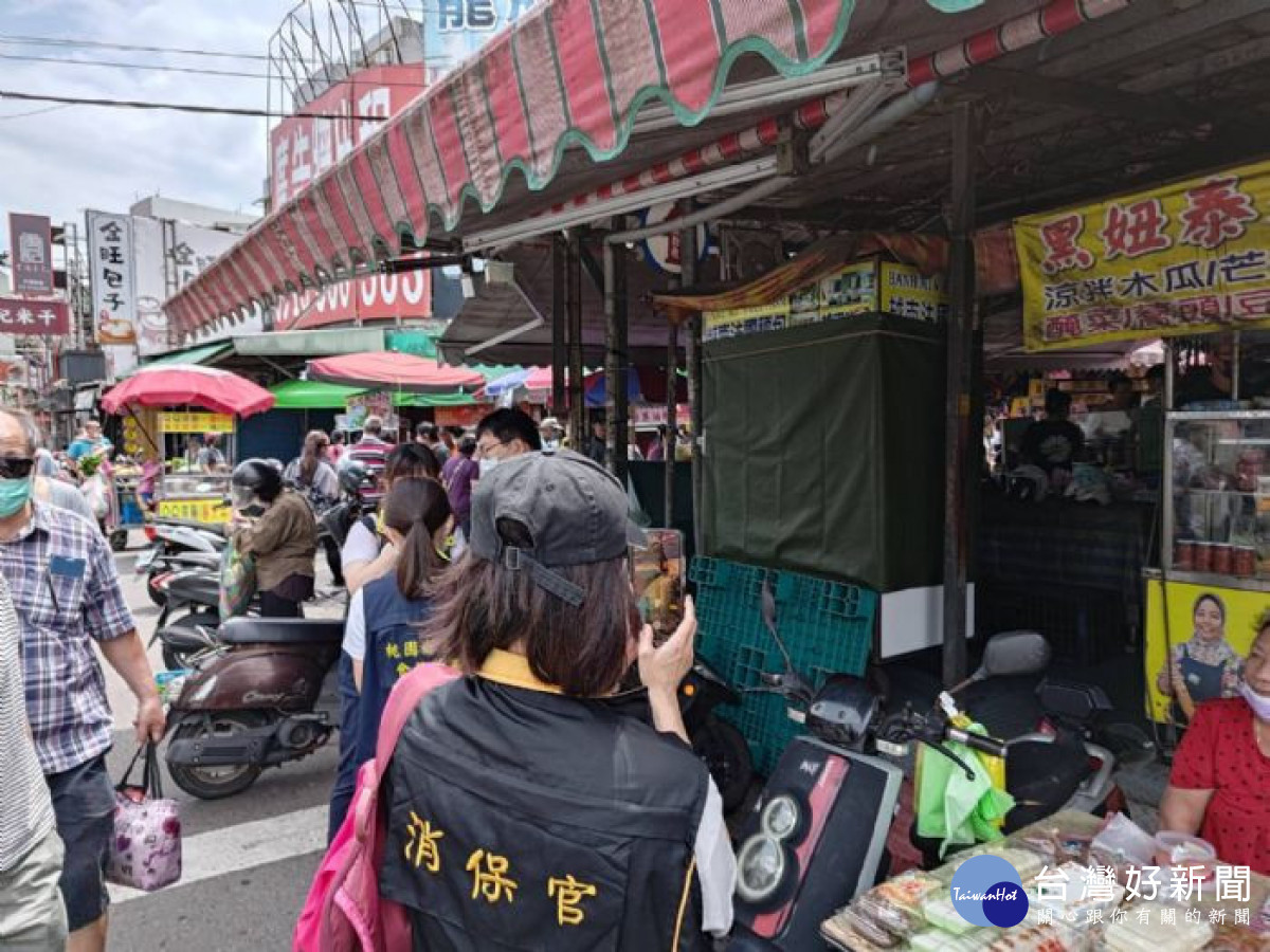忠貞市場現場稽查。