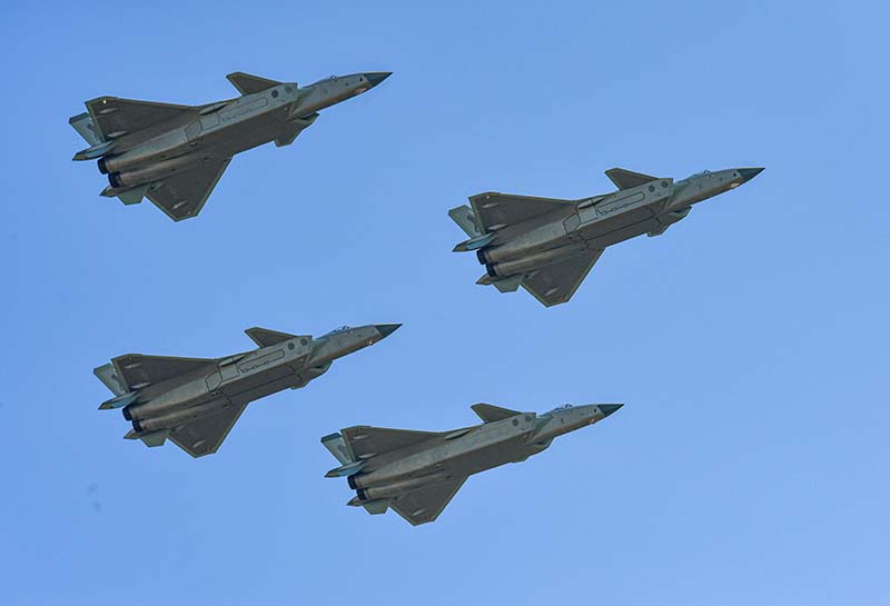 殲-20戰機在珠海上空編隊飛行。圖/珠海航空展提供